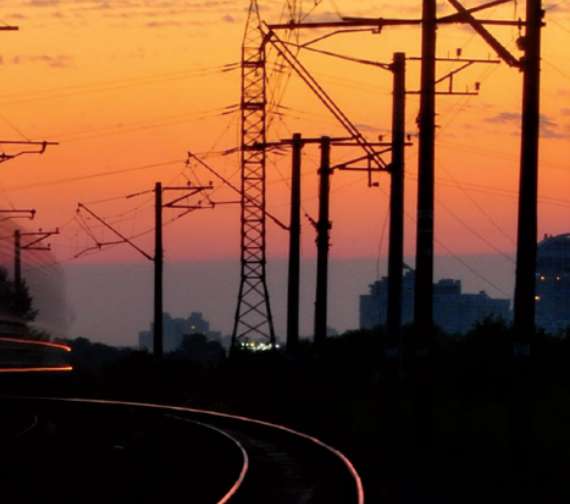 Vasúti sínek a naplementében.